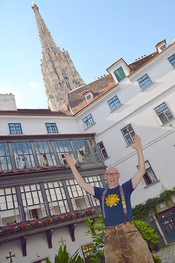 Johannes Gutmann im Hof des Deutschen Ordens / Monika Fischer