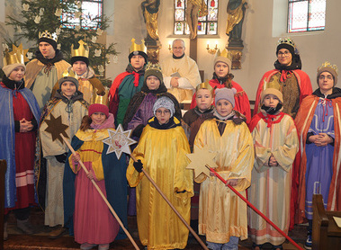 4 mal Caspar, Melchior und Balthasar sowie Begleitungen und Sternträger dazu. 