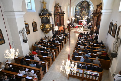 Msgr. Franz Schuster spendete 22 Jugendlichen das Firmsakrament