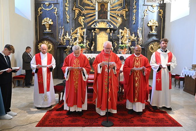 Msgr. Franz Schuster spendete 22 Jugendlichen das Firmsakrament
