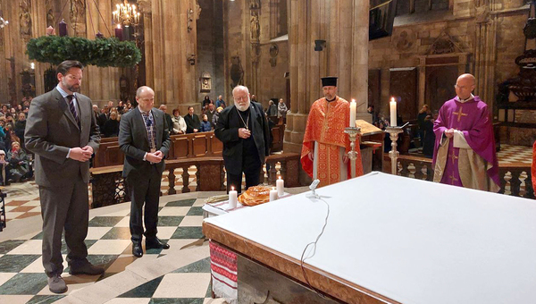 Holodomor-Gedenken / Kolasa Holodomor-Gedenken im Wiener Stephansdom