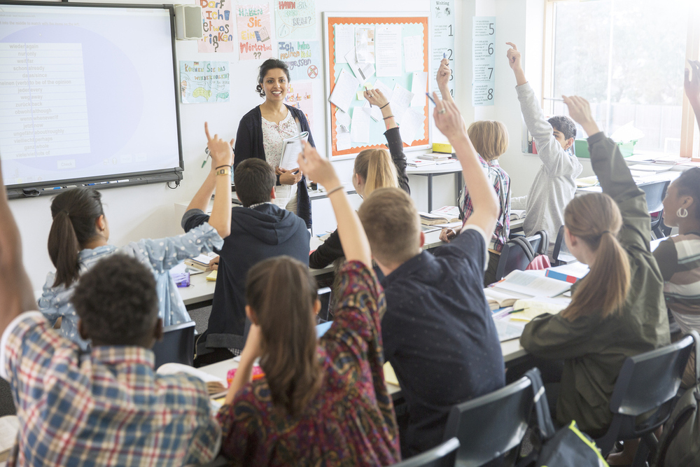 Unterrichtsstunde mit Schüler:innen die aufzeigen. / iStock/Caiaimage/Chris Ryan Unterrichtsstunde mit Schüler:innen die aufzeigen.