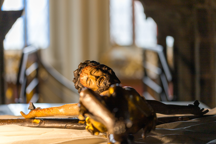 Das 'Baumkreuz' aus dem 14. Jahrhundert ist ein Kreuz, das einen Christus am grünenden Holzkreuz zeigt und seit vielen Jahren im Rahmen der Karfreitagsliturgie im Stephansdom verwendet wird.