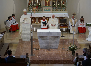 Bischofsvikar Weihbischof Turnovszky spendet das Sakrament der Firmung                     