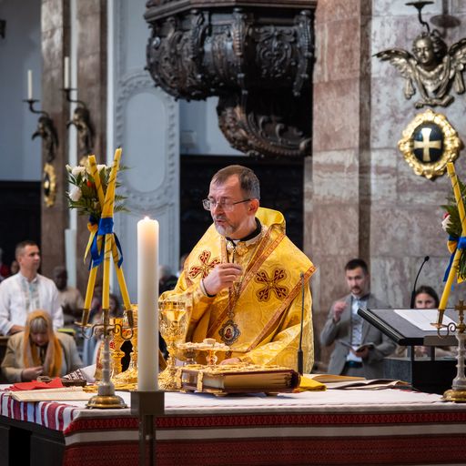 Diakonenweihe_Innsbruck / David Jaklin Bischof Dzuriach beim Altar
