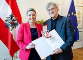 Am 4. Juli 2023 überreichte Bundesministerin Susanne Raab (l.) Goldene Ehrenzeichen und ein Goldenes Verdienstzeichen. Im Bild mit Ignaz Hochholzer (r.).