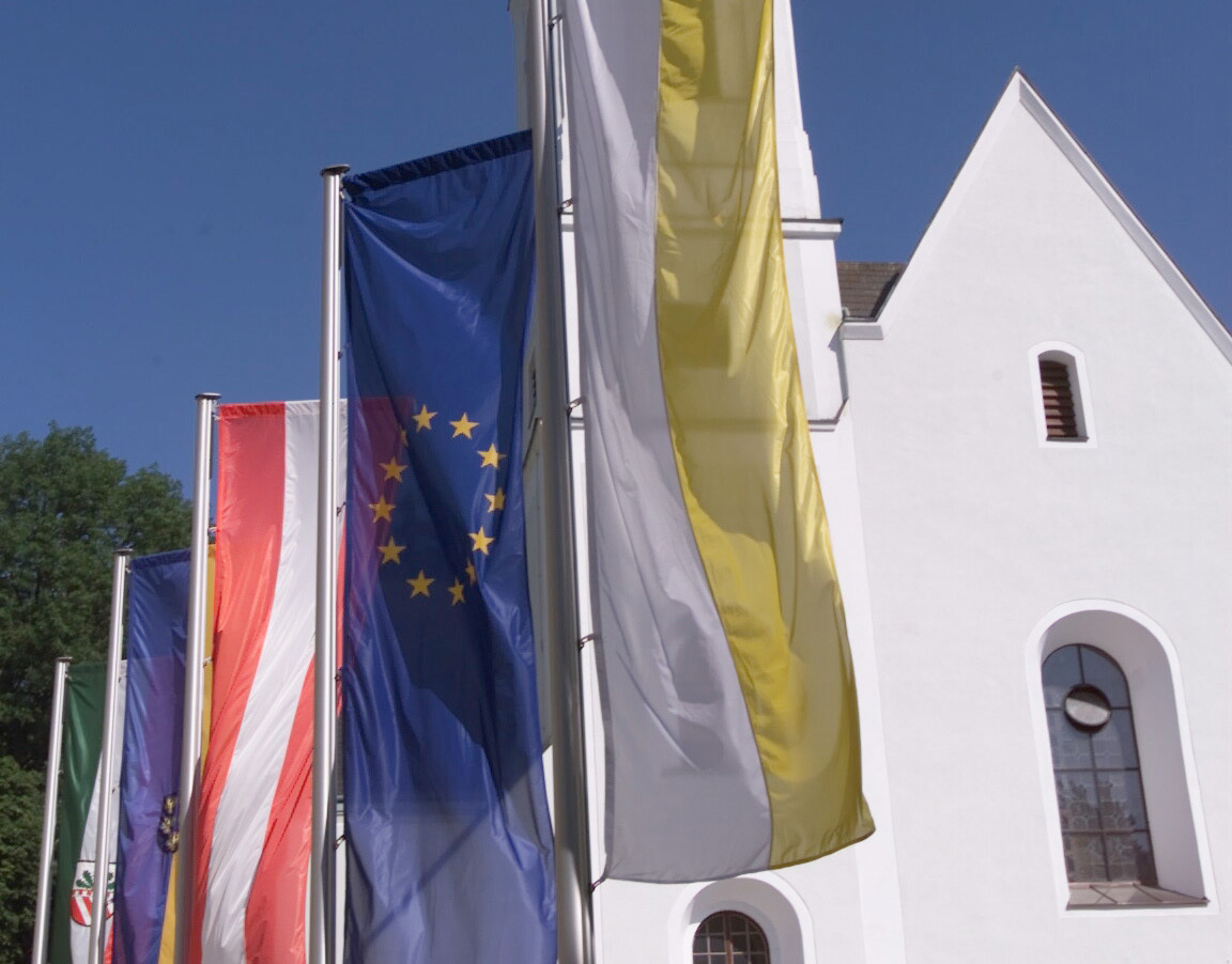 Pfarr-und Wallfahrtskirche, im Vordergrund: Kirchenfahne (Vatikan), EU-Fahne, šsterr. Fahne (v. re.).Kleinmariazell, 15.08.2001© Franz Josef Rupprecht, A-7123 Mšnchhof, Bank: Raika Mšnchhof (BLZ 33054), Kto.-Nr.: 17.608