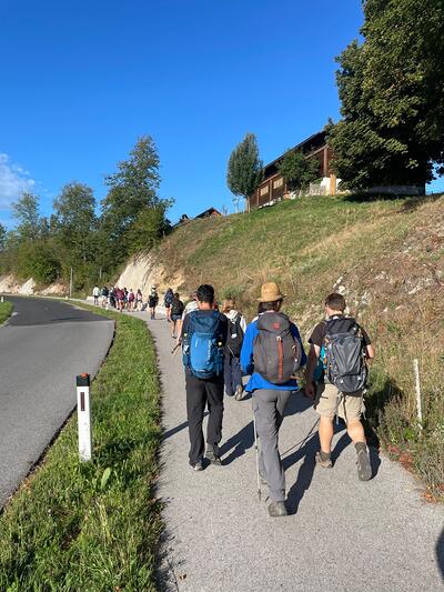 Jugendliche von hinten beim Wandern
