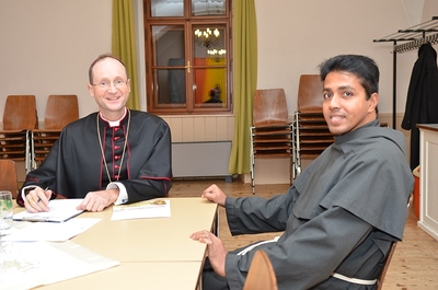 Bischof Turnovszky und Pater Roger Vazhappilly