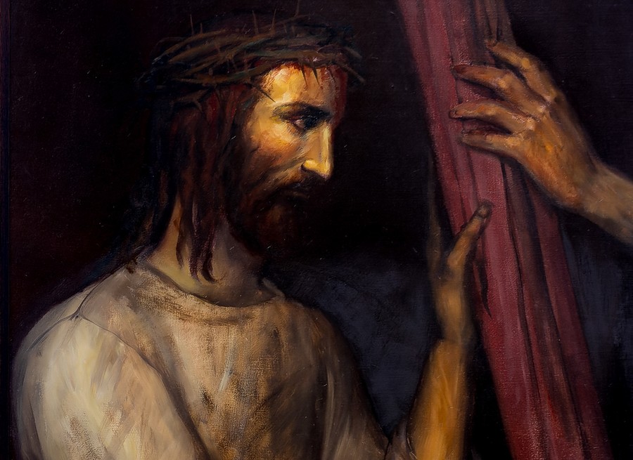 Jesus Christus wird den Soldaten übergeben. Sie ziehen ihm die Kleider aus, legen ihm einen purpurroten Mantel um und setzen ihm eine Dornenkrone auf. Die Soldaten verhöhnen, bespucken und schlagen Jesus. Nachdem sie ihn verspottet haben, ziehen sie 
