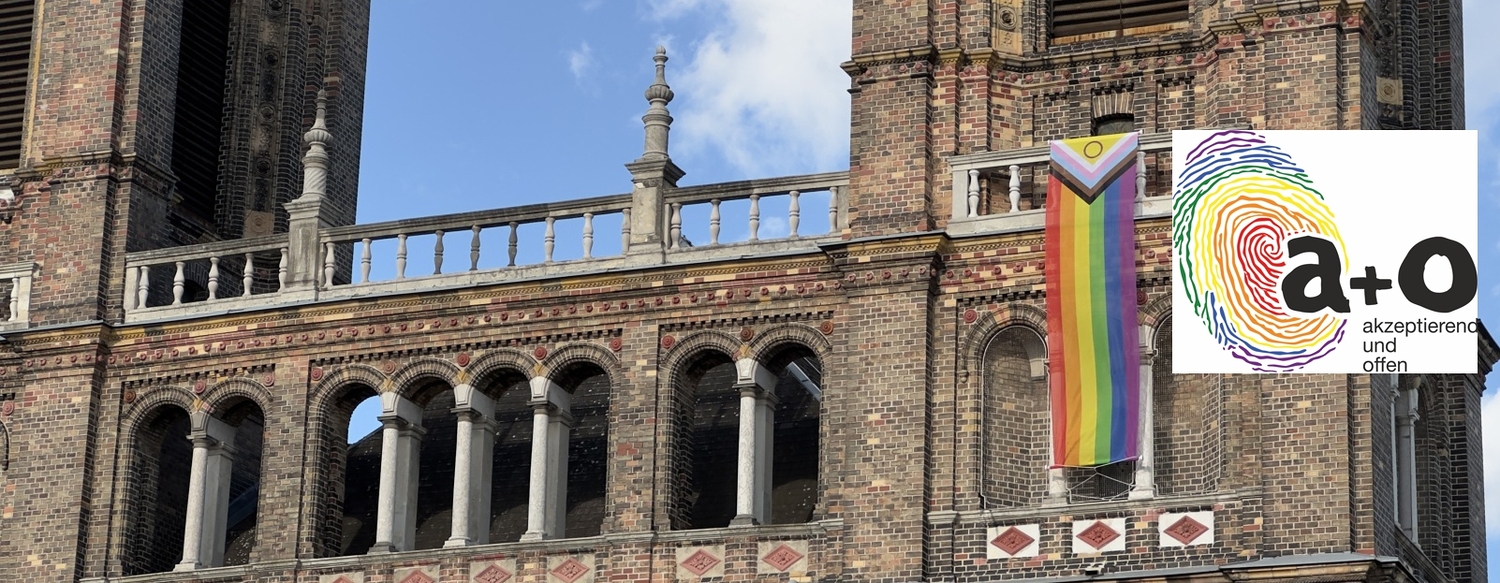 Regenbogenfahne auf Turm der Pfarrkirche Breitenfeld