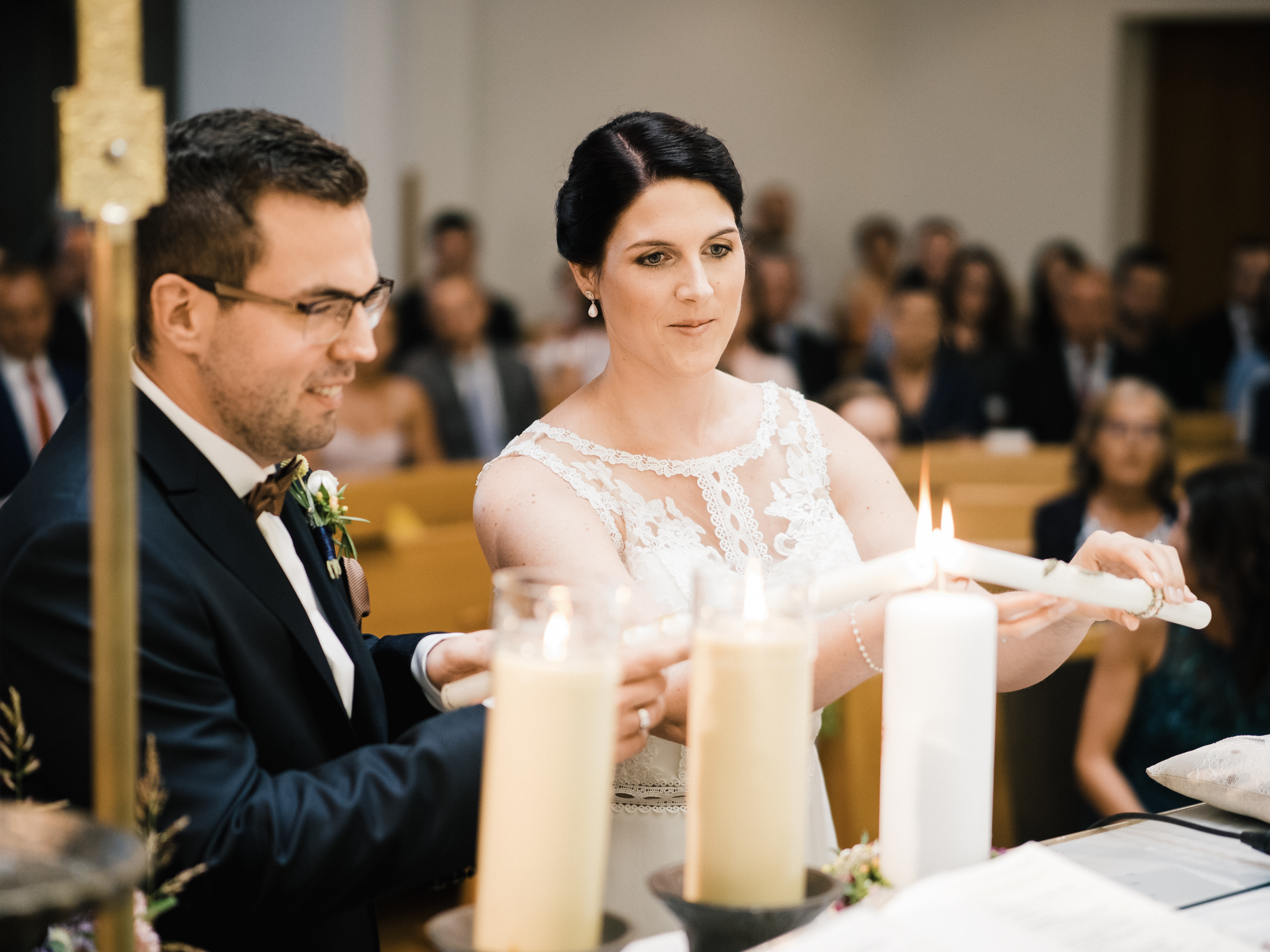 In der katholischen Kirche ist die Ehe ein Sakrament, also ein Zeichen, dass sich die Eheleute gegenseitig spenden. Im Sakrament der Ehe wird gefeiert, dass Gottes Treue in der Liebe zweier Menschen sichtbar wird. Gott schenkt im Sakrament den Eheleu