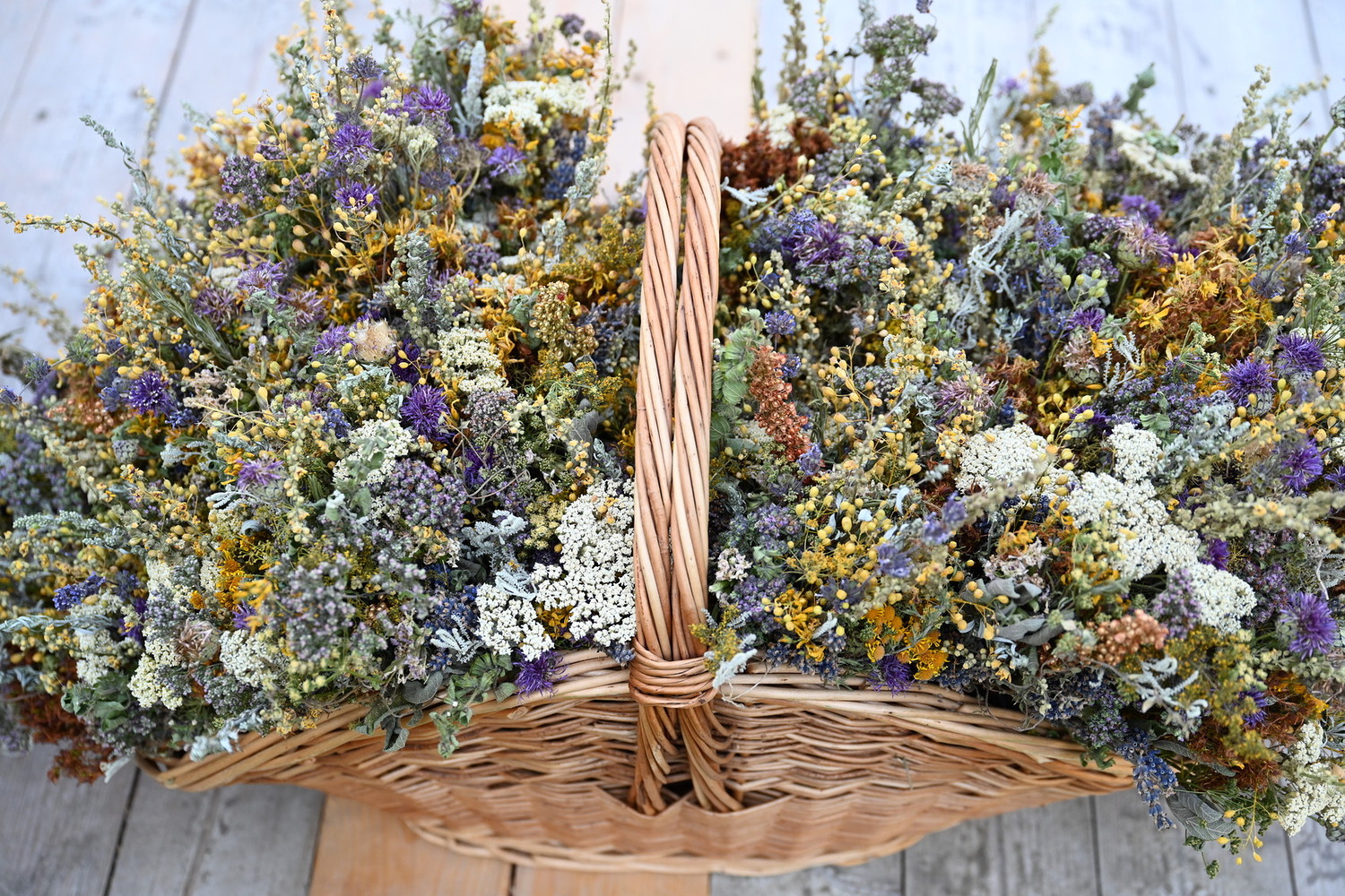 Kräuterbuschen im Korb