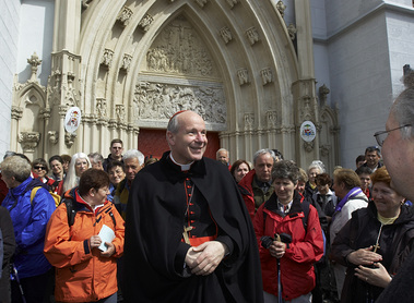 Kardinal Christoph Sch?nborn im Gespr?ch mit Fu?wallfahrern vor der Basilika.         Mariazell, 1.5.2006  