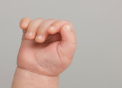 Hand eines Babys / bilderbox.com