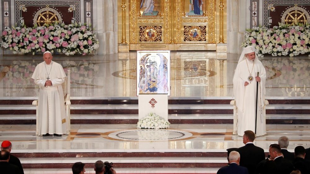 Franziskus wurde vom rumänisch-orthodoxen Patriarchen Daniel (Ciobotea) durch die 'Kathedrale zur Erlösung der Nation' geführt 