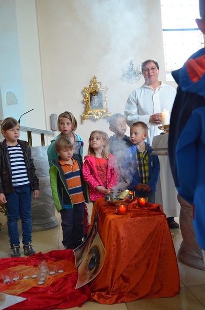 'Kinderliturgie - Mit allen Sinnen feiern' - Wortgottesfeier und Stationenbetrieb