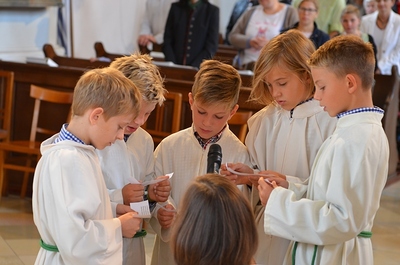 Neue Minis in die Ministrantenschar aufgenommen.