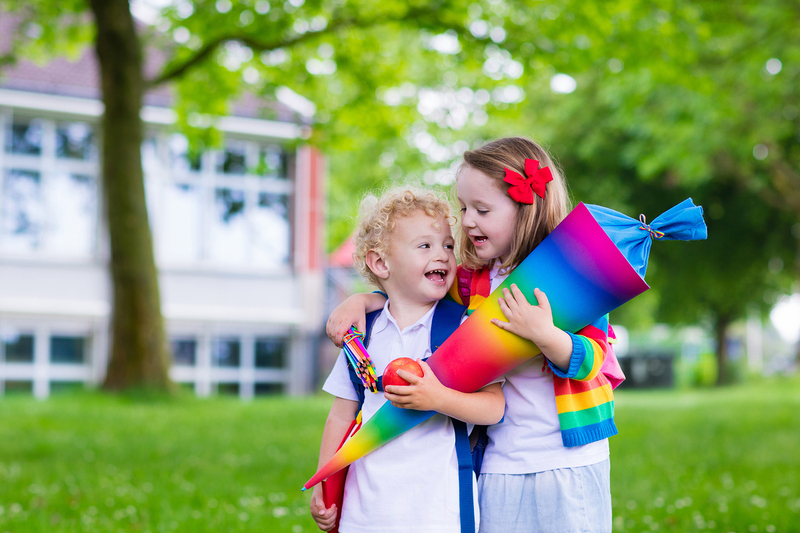 Kinder mit Schultüten