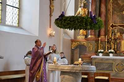 Pater Liviu segnet den Adventkranz der Pfarrkirche