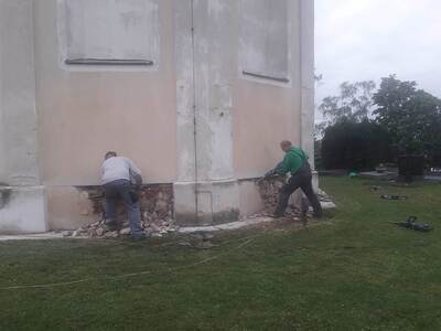 Abschlagen des Putzes im Sockelbereich