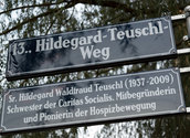 Straßenschild Hildegard-Teuschl-Weg/Caritas Socialis