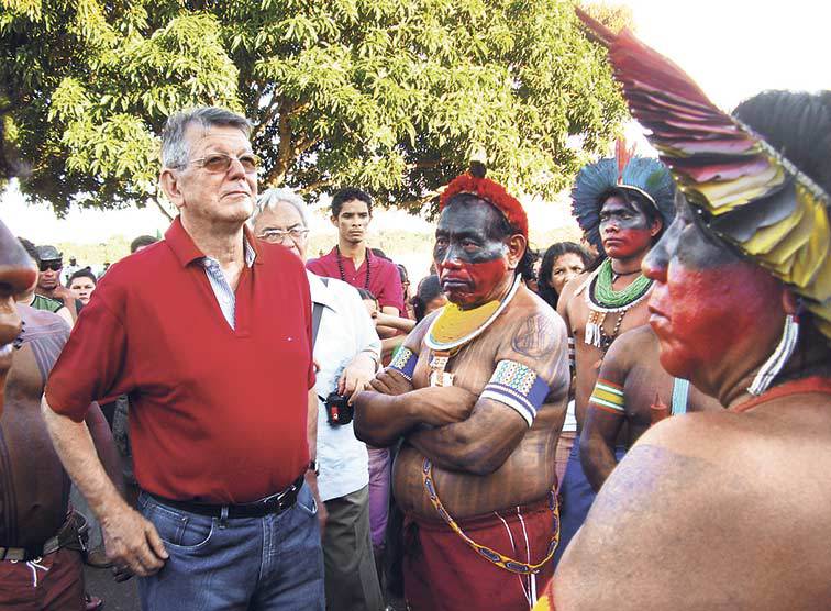 Indige und Bischof Erwin Kräutler