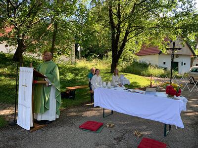 Gottesdienst und Pfarrheurigen in Ameis