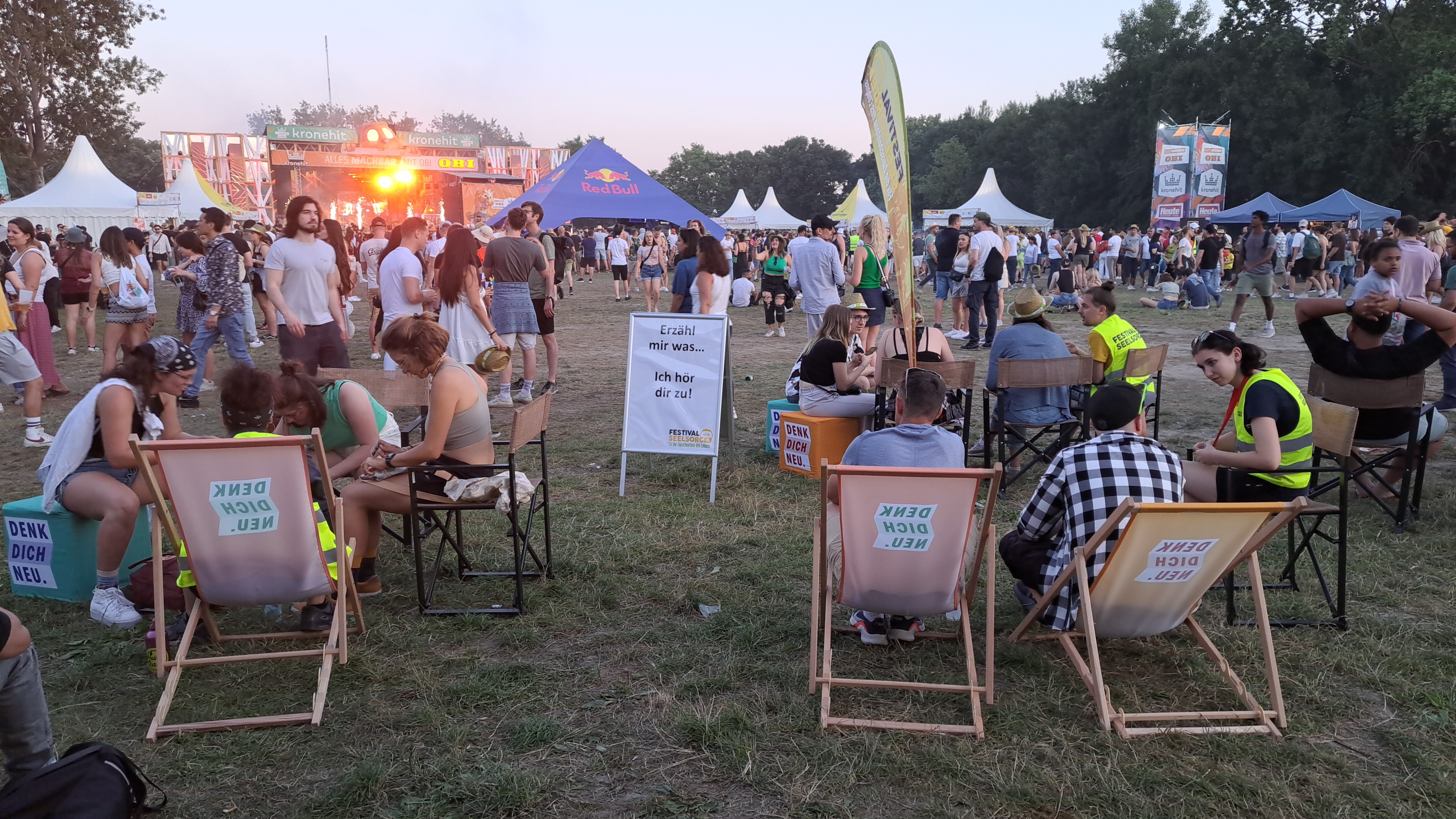 In unmittelbarer Nachbarschaft zur zentral gelegenen 'Electronic Music Bühne' hatte die Festivalseelsorge ihr Zelt.