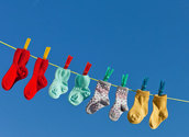 Socken einer Familie an einer Wäscheleine/bilderbox.com