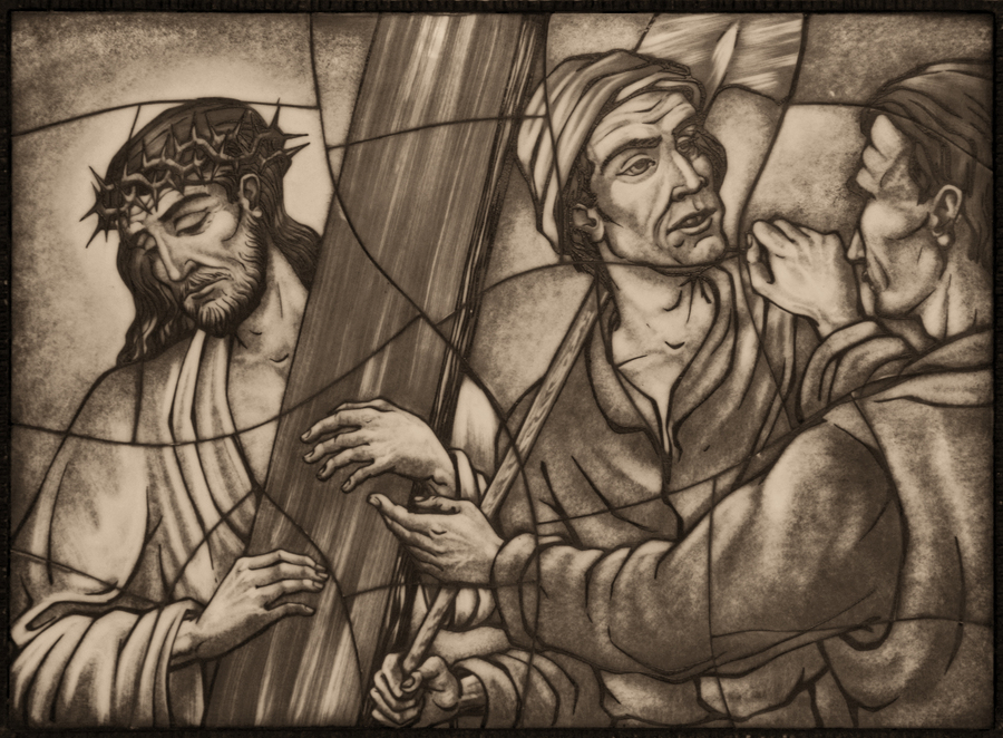 Jesus wird immer schwächer und kann das Kreuz kaum mehr tragen. Die Soldaten befehlen dem Bauern Simon von Cyrene, das Kreuz zu tragen., Mt 27,32 (vgl. auch Mk 15,21; Lk 23,26), Bad Schönau; Marienkirche