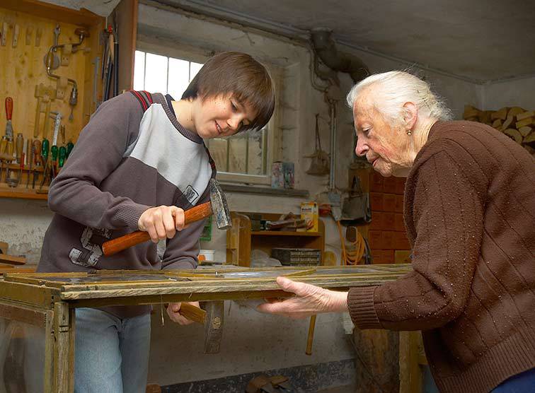 Enkel und Grossmutter in der Werkstatt 