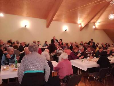 Konzert, Pfarrkaffee, Adventkranz flechten