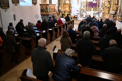 Eglifiguren zeigen das Letzte Abendmahl