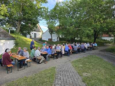 Gottesdienst und Pfarrheurigen in Ameis