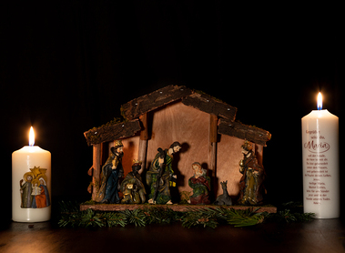 Licht ist ein Symbol in allen Kulturen und Religionen. Es schenkt Geborgenheit und besiegt die Dunkelheit. Im Christentum ist die Osterkerze Vorbild für alle anderen brennenden Kerzen und Symbol für Christi Sieg über den Tod und die Finsternis des Bö