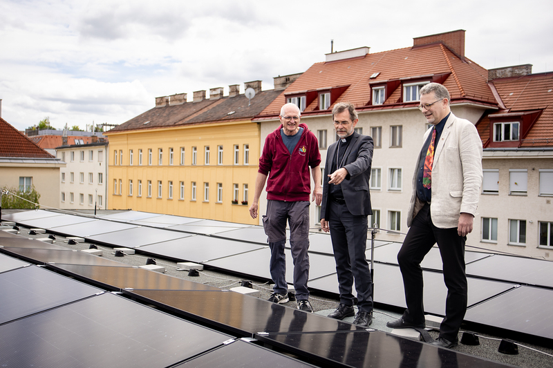 Wolfgang Zecha (Umwelt-Pfarrgemeinderat), Josef Grünwidl (Erzbischof der Erzdiözese Wien) und Gerald Gump (Pfarrer der Pfarre zur Frohen Botschaft) besichtigten die Photovoltaikanlage. 