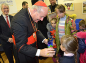 Georg Pulling / Kardinal Schönborn traf in der Ukraine Flüchtlingskinder
