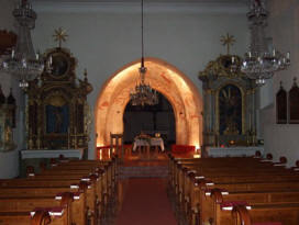 Langkirche mit Bänken