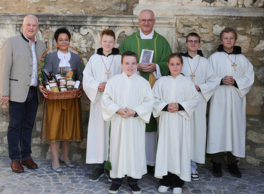 60er Pater Michael / Wolfgang Thürr P. Michael wurde mit dem Immendorfer Josefsbild und einem Geschenkskorb mit regionalen Spezialitäten beschenkt.