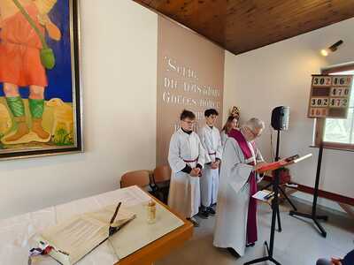 Firmlinge gestalten Gottesdienst und verteilen Minibrote in Zwentendorf