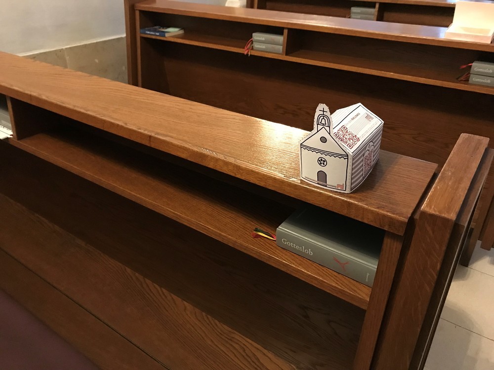 Geh den Kreuzweg mit www.kirchbesuch.app/kreuzweg / www.kirchbesuch.app/kreuzweg Geh den Kreuzweg mit www.kirchbesuch.app/kreuzweg