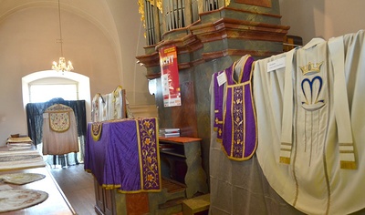 'Liturgische Gewänder ganz nah' - Programmpunkt bei der Langen Nacht der Kirchen 2015