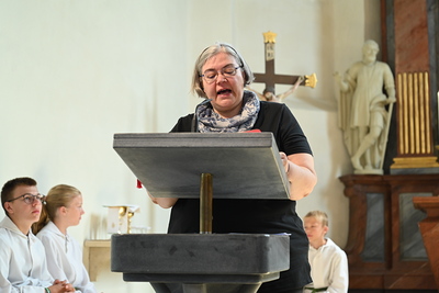 Pater Norbert Kalcher feierte Gottesdienst und segnete die Fahrzeuge
