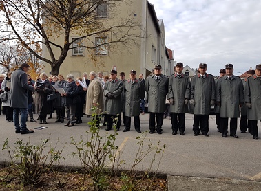 Die FF Achau und der Kirchenchor vor dem Denkmal für die gefallenen Soldaten beider Weltkriege