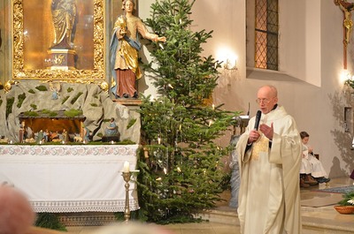 Pfarrer Porstner bei der Predigt