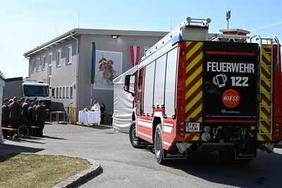 Pater Nicholas feierte Gottesdienst und segnete das neue Einsatzfahrzeug