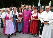 Wallfahrtsmesse bei der Lourdesgrotte im Wienerwald mit Erzbischof Josef Grünwidl.
