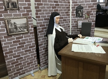 Therese von Lisieux an ihrem echten Schreibtisch