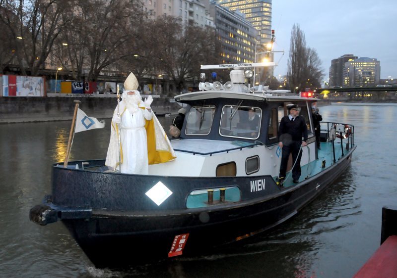 Der faire Nikolaus legt am Schwedenplatz an